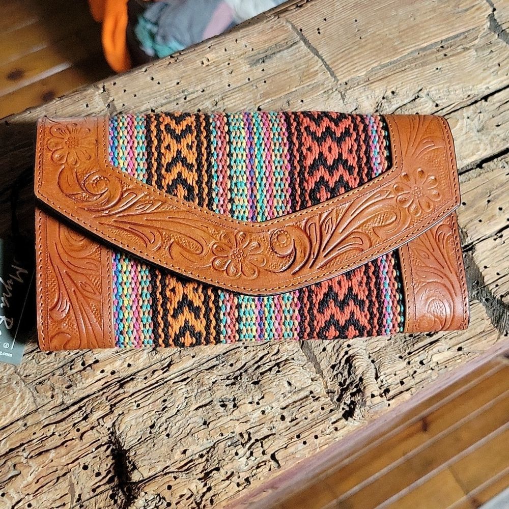 XL Acclaim tribal rug portfolio wallet, genuine handtooled leather - Picture 11 of 13